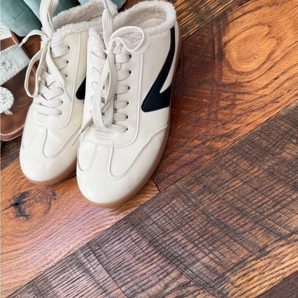 DV Women's Cream and Black Sneakers